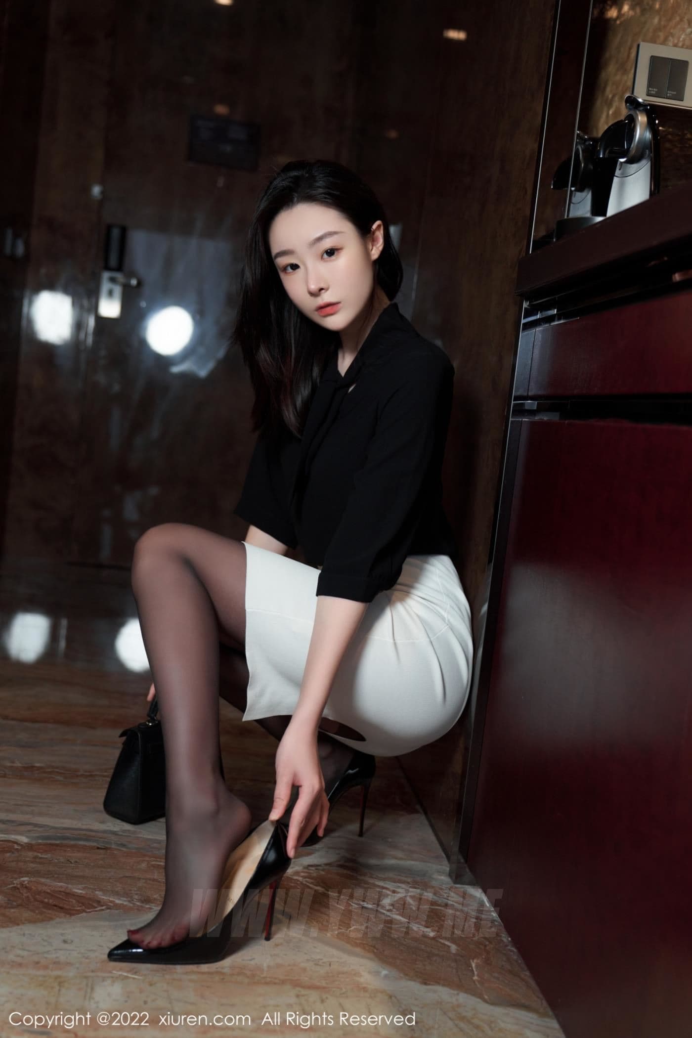 XiuRen秀人网 No.5312 是小逗逗 短裙美腿