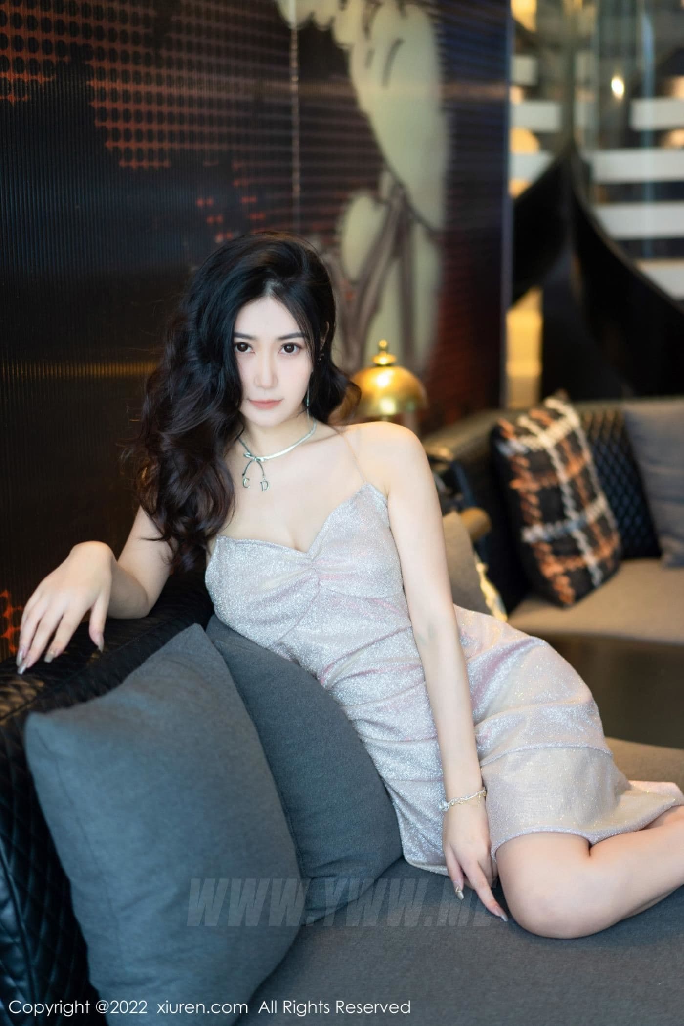 XiuRen秀人网 No.5659 laura阿姣 吊带裙美腿