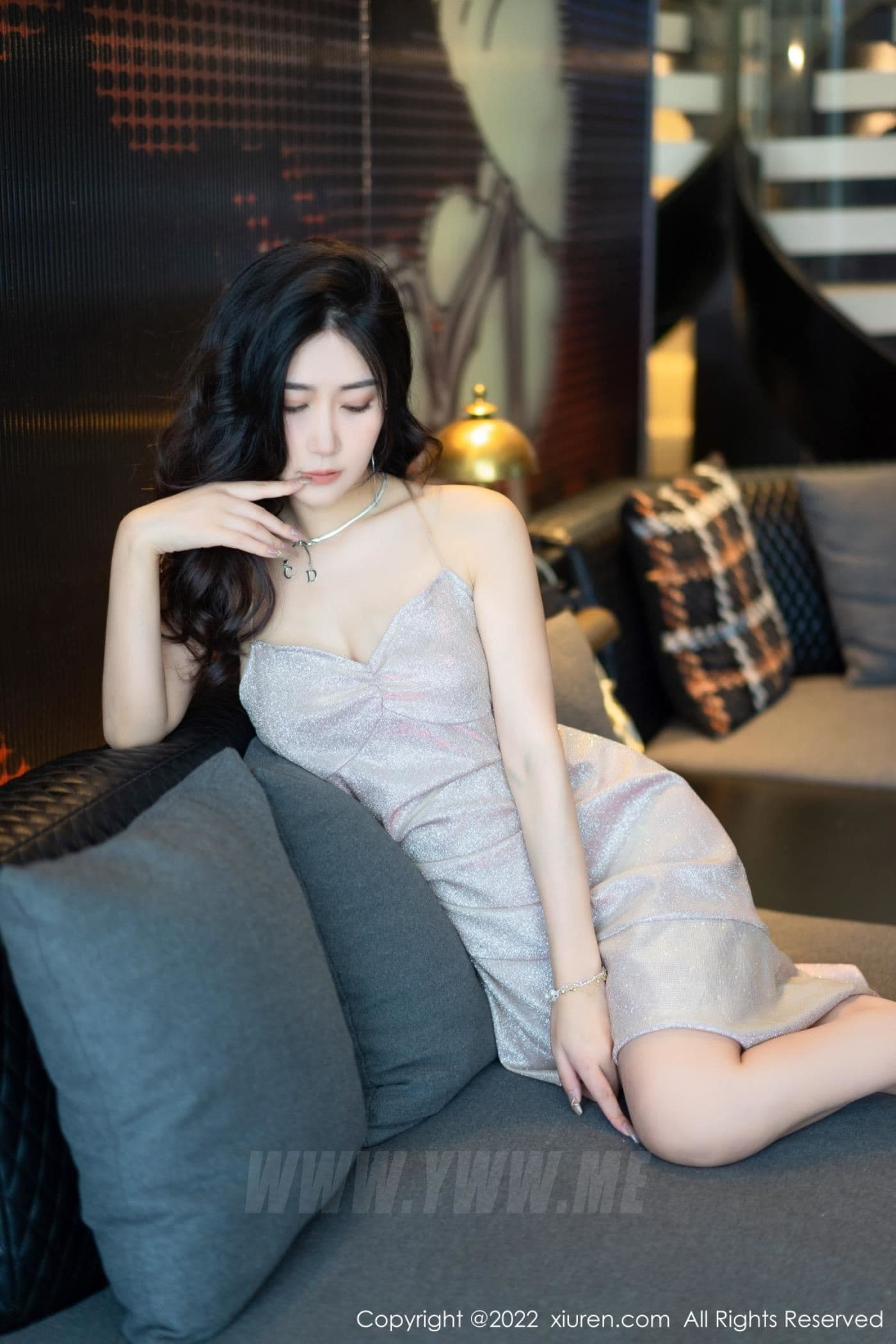 XiuRen秀人网 No.5659 laura阿姣 吊带裙美腿