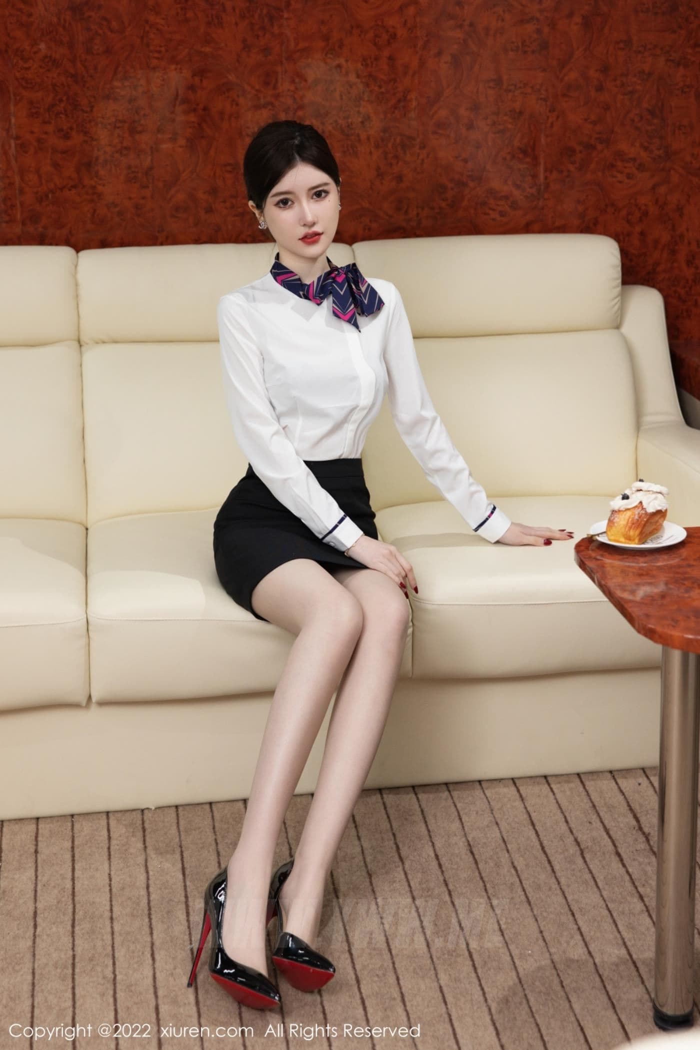 XiuRen秀人网 No.5696 美桃酱 制服美腿
