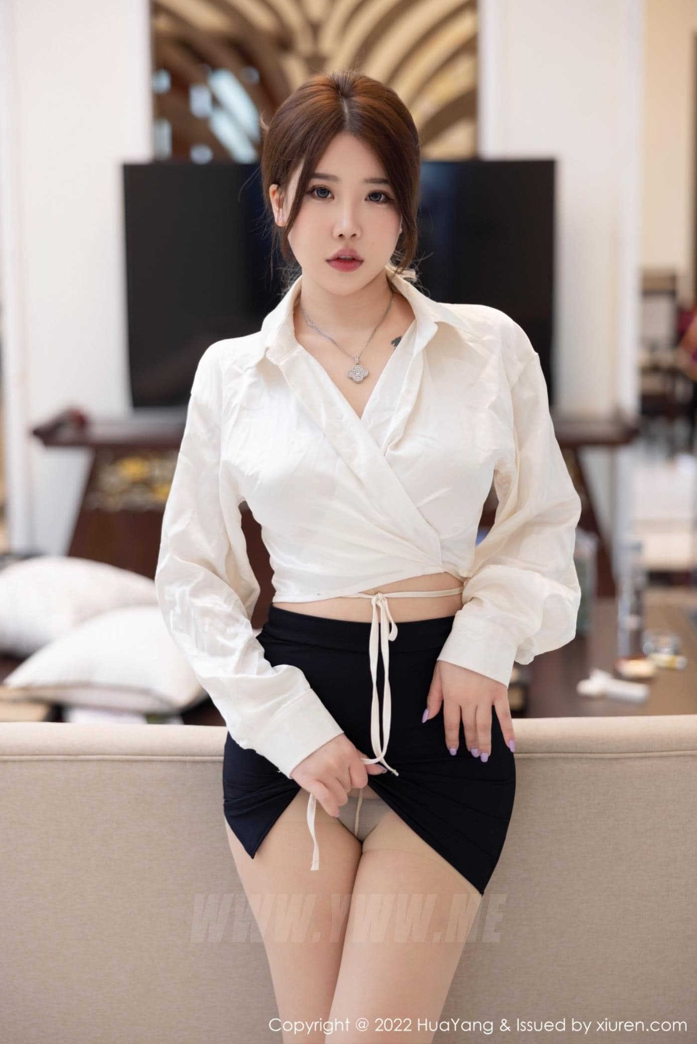 HuaYang花漾 VOL.516 小海臀Rena 丝袜短裙