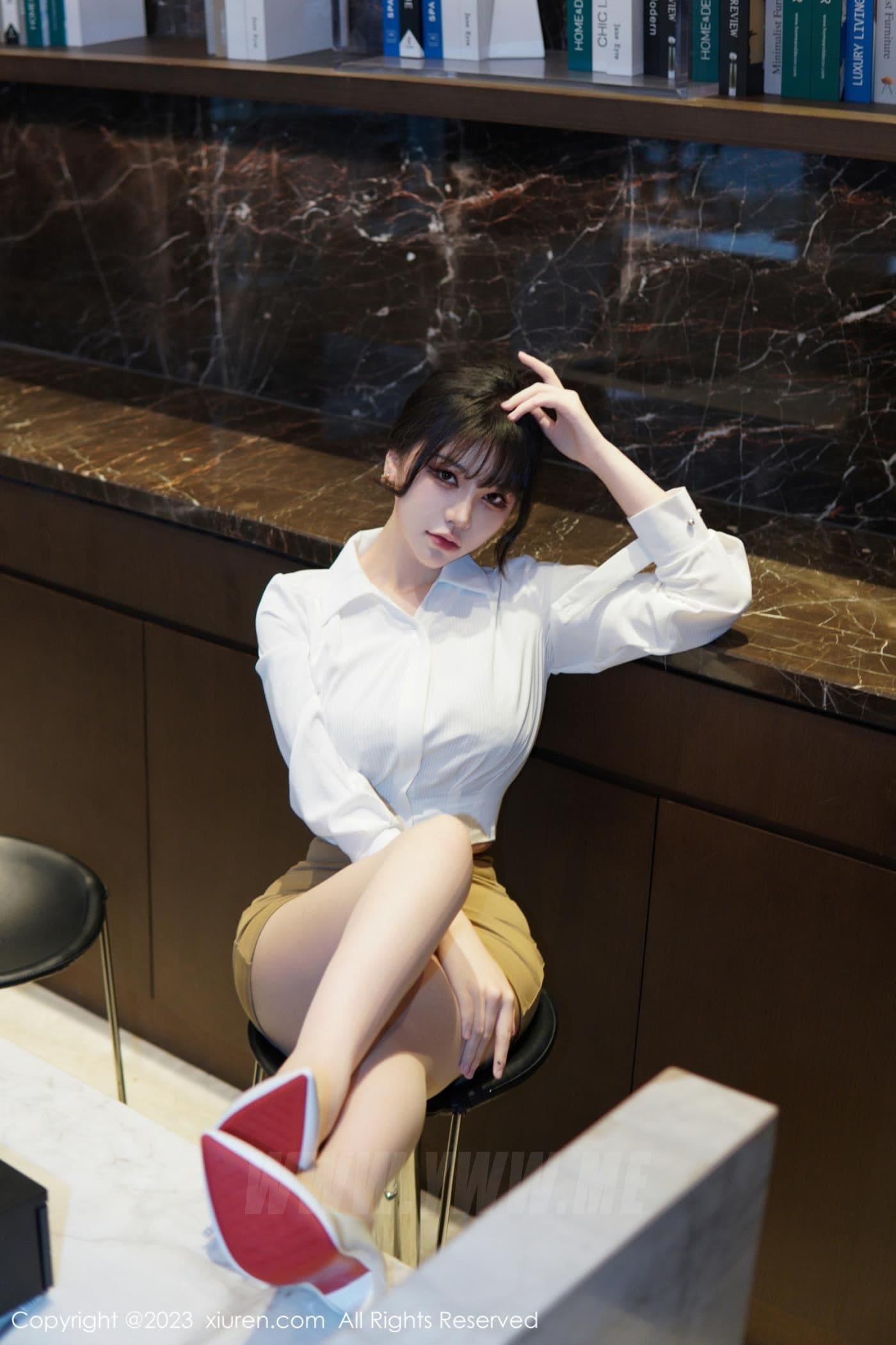 XiuRen秀人网 No.6111 桃桃子_ 短裙美腿