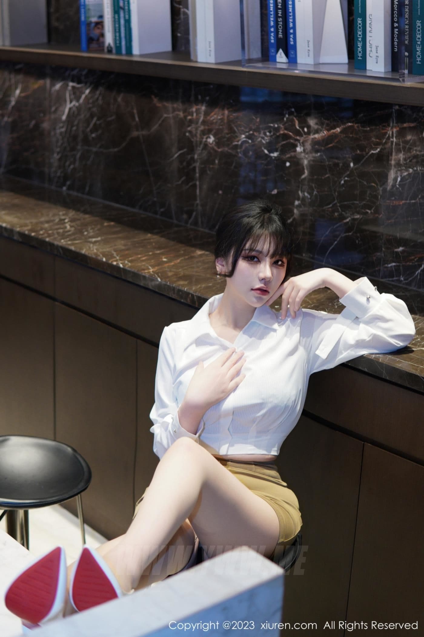 XiuRen秀人网 No.6111 桃桃子_ 短裙美腿