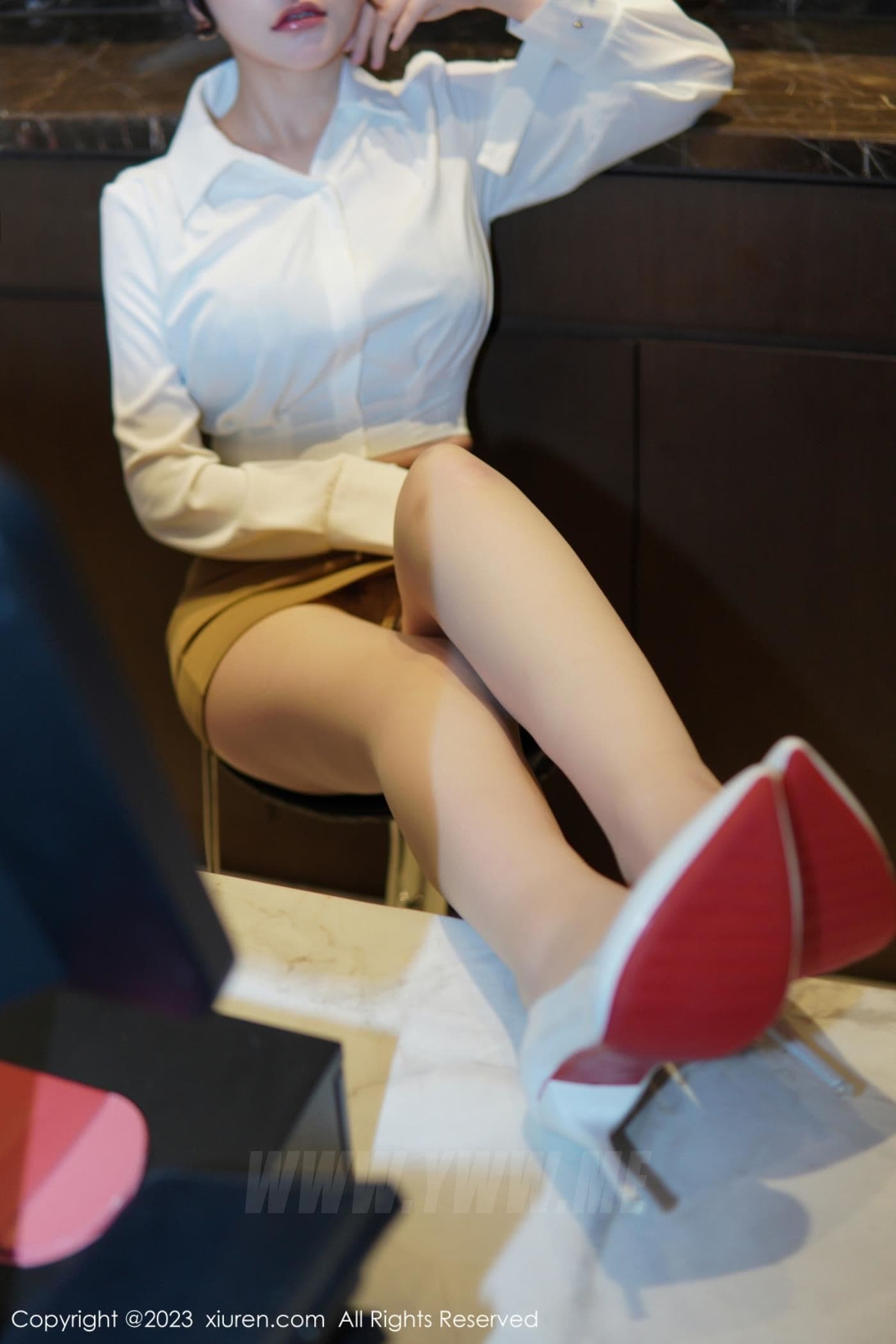 XiuRen秀人网 No.6111 桃桃子_ 短裙美腿