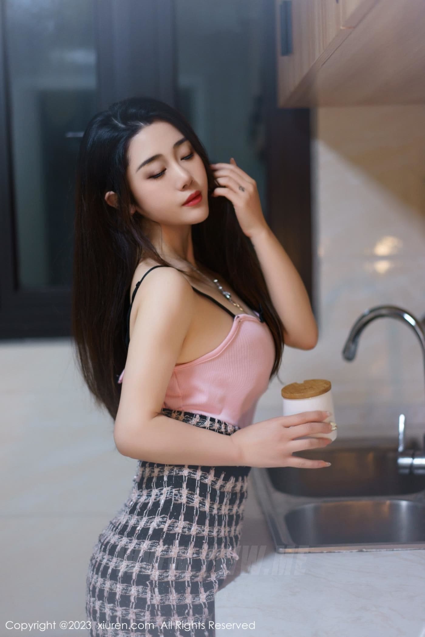 XiuRen秀人网 No.6799 严利娅Yuliya 丰腴美臀