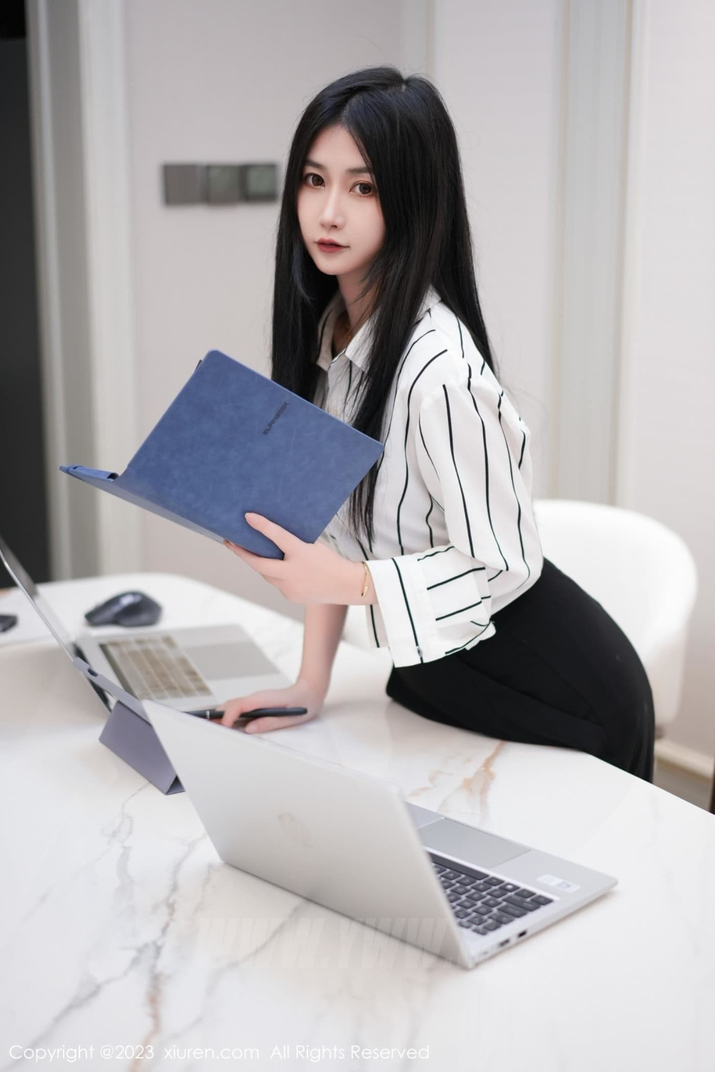 XiuRen秀人网 No.6845 laura阿姣 短裙美腿