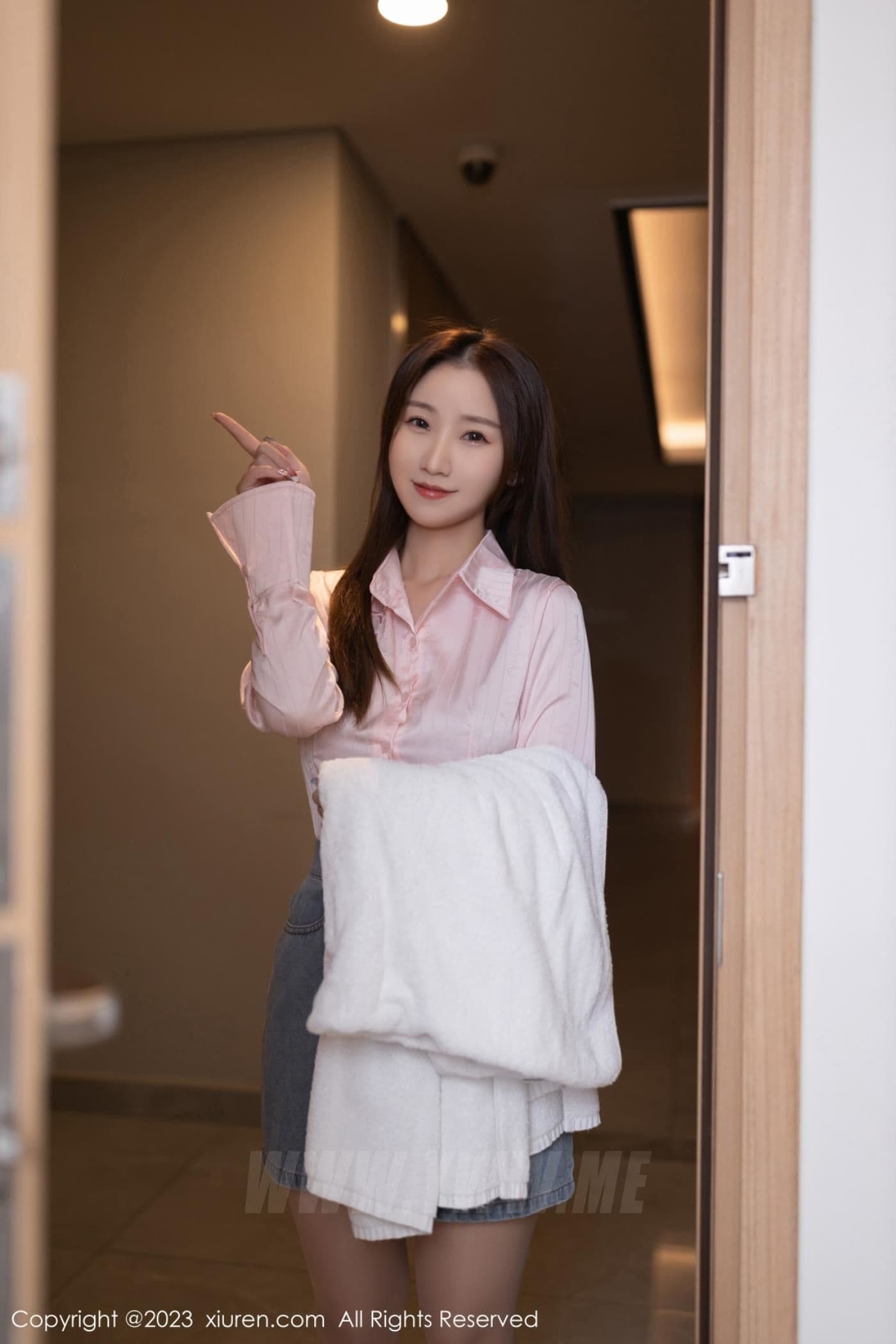 XiuRen秀人网 No.6832 杏子Yada 短裙美腿
