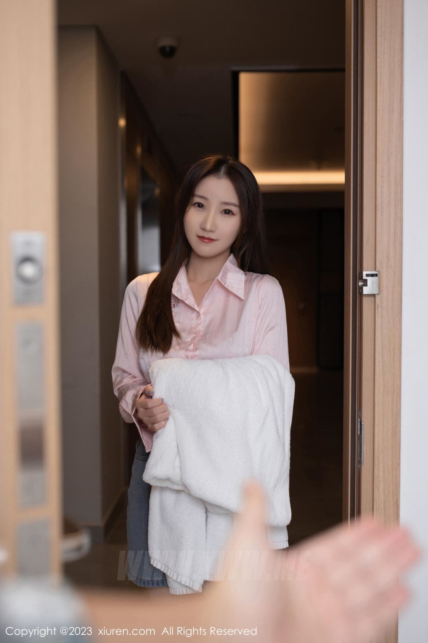 XiuRen秀人网 No.6832 杏子Yada 短裙美腿