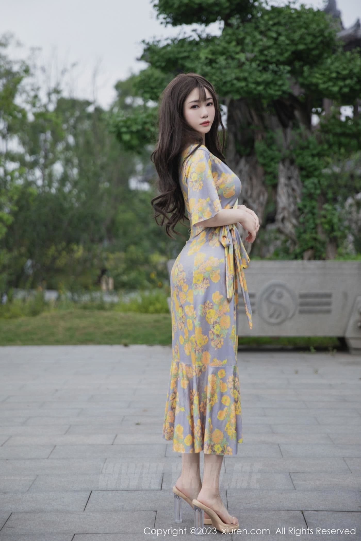 XiuRen秀人网 No.6949 严利娅Yuliya 长裙美腿