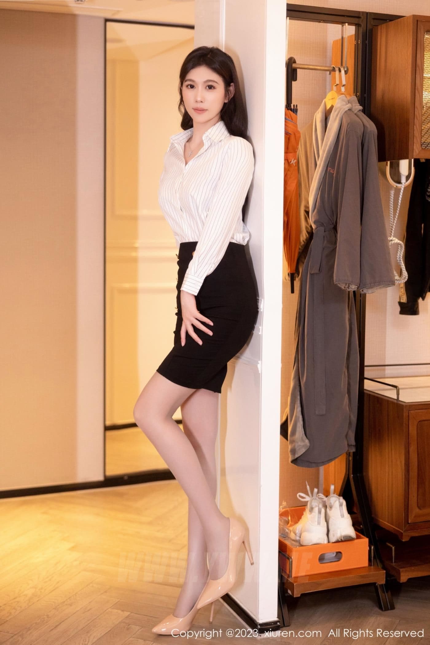 XiuRen秀人网 No.7335 李雅柔182CM 短裙美腿