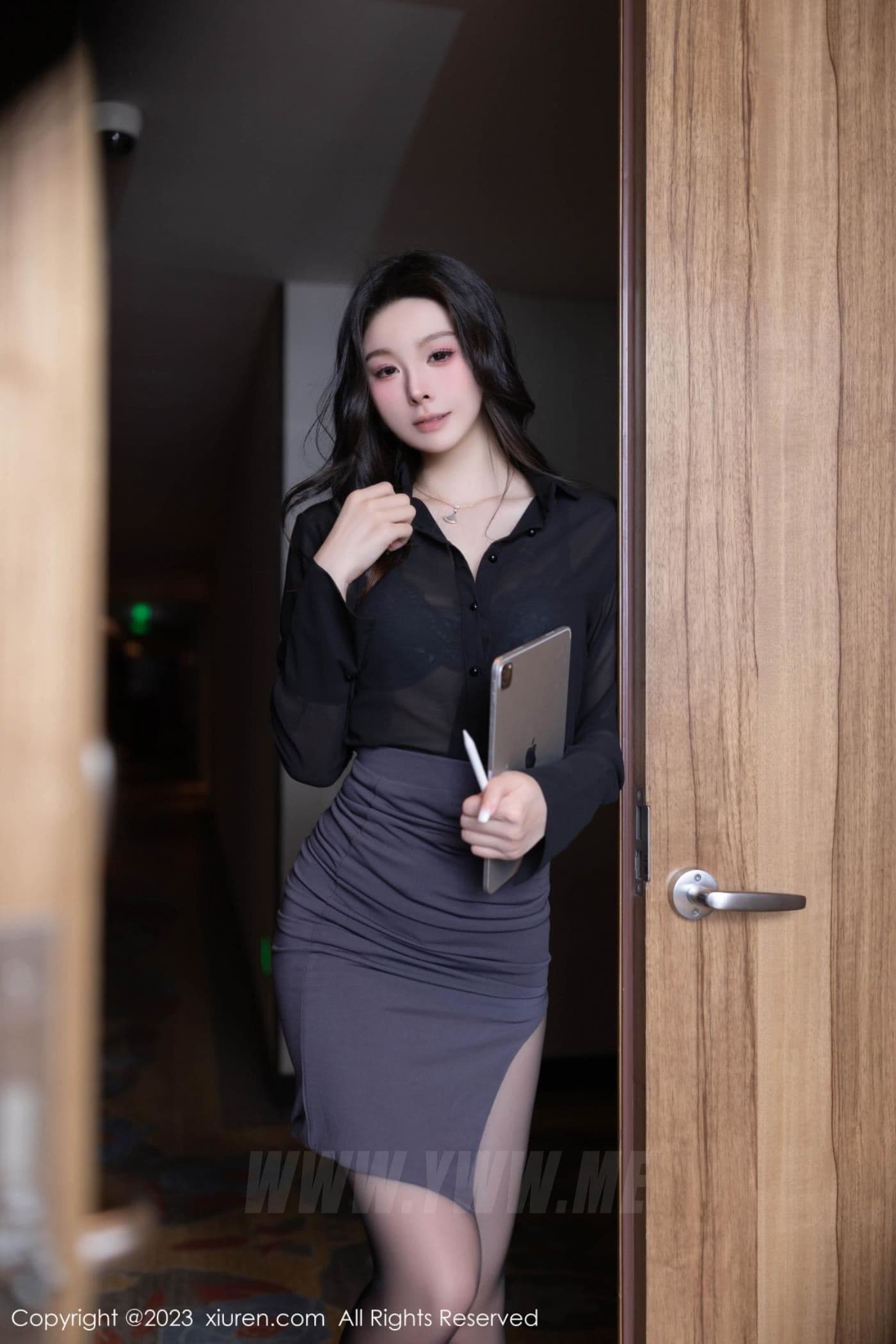 XiuRen秀人网 No.7542 小逗逗 制服美腿