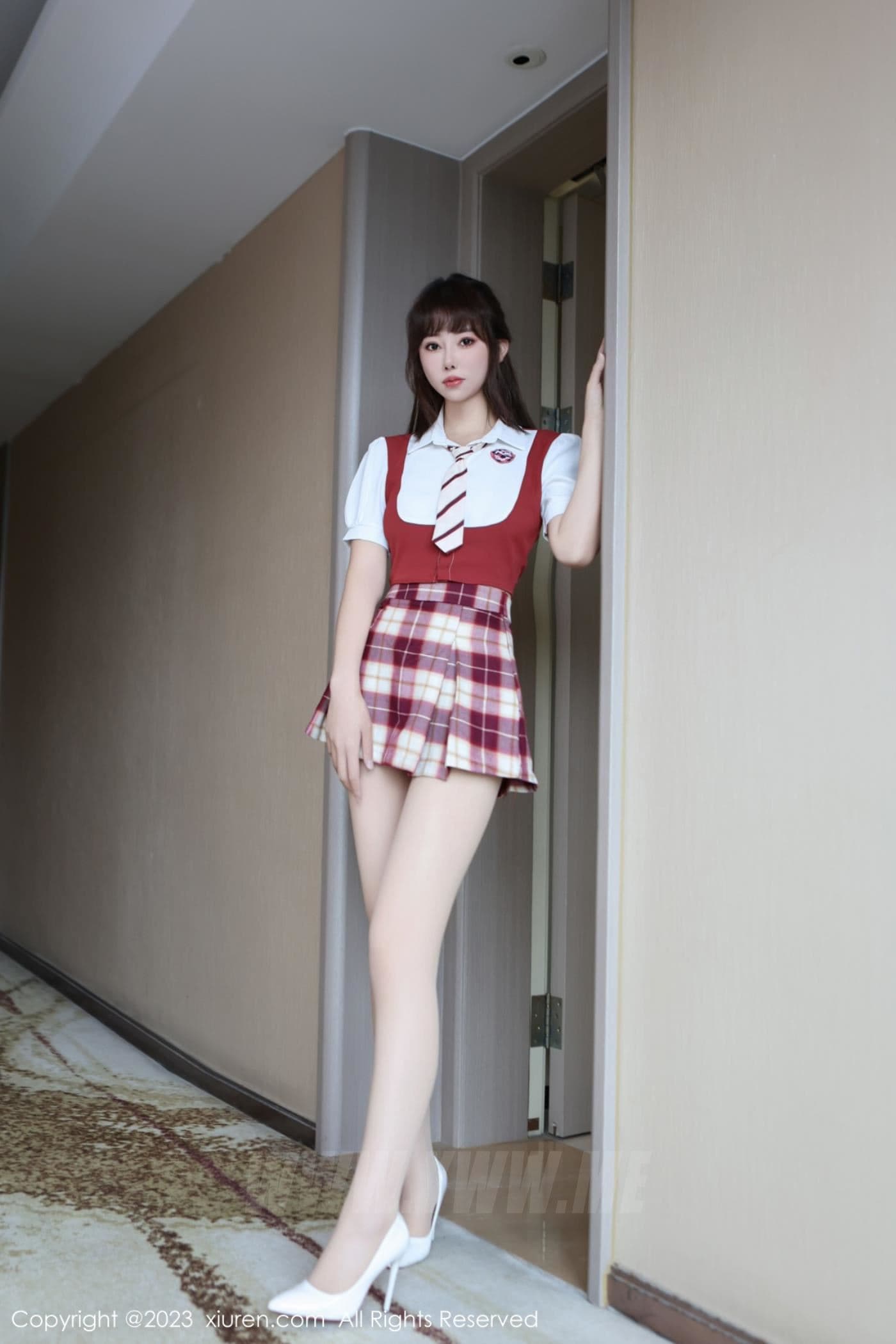 XiuRen秀人网 No.7851 金tiao 制服美腿
