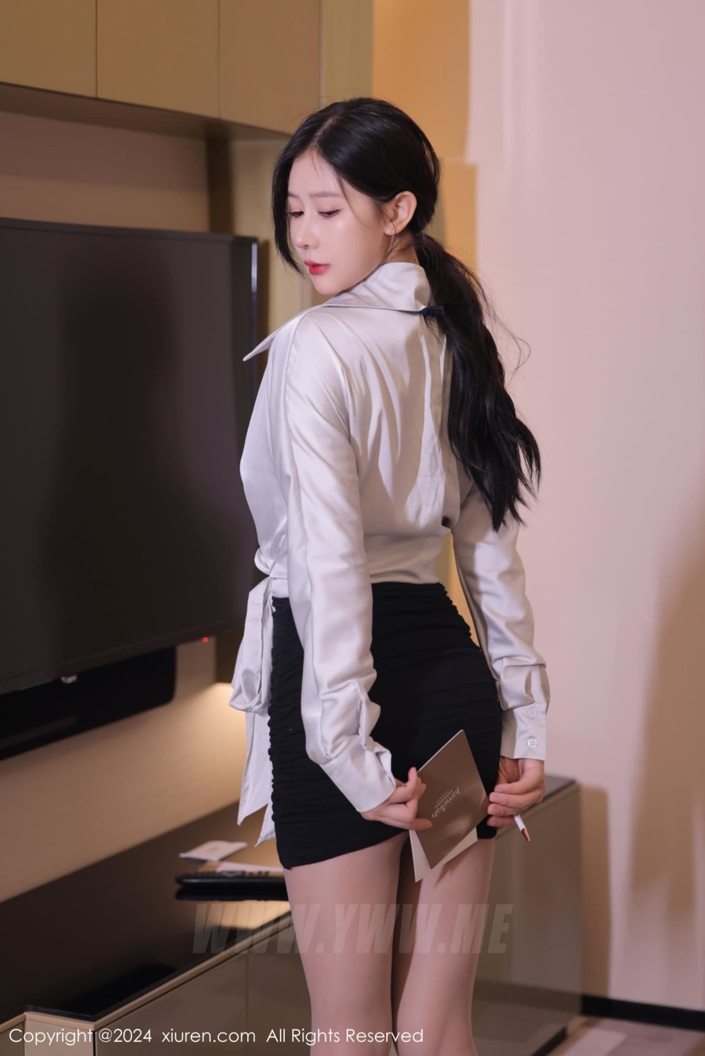 XiuRen秀人网 No.7926 尹甜甜 短裙美腿
