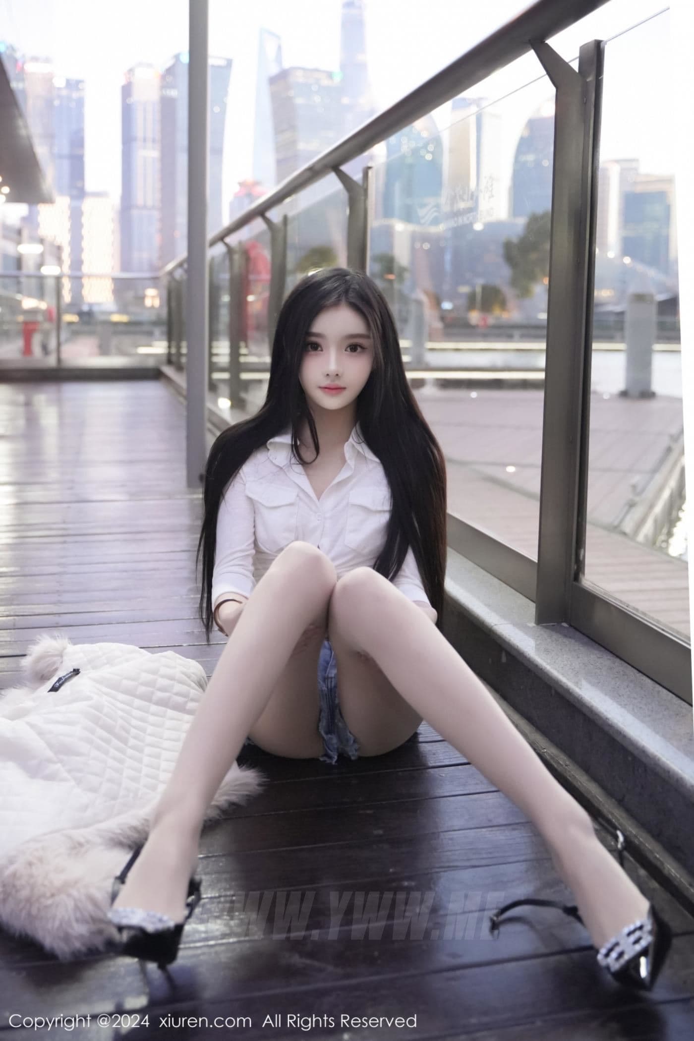 XiuRen秀人网 No.8261 龙雪儿 清纯美腿