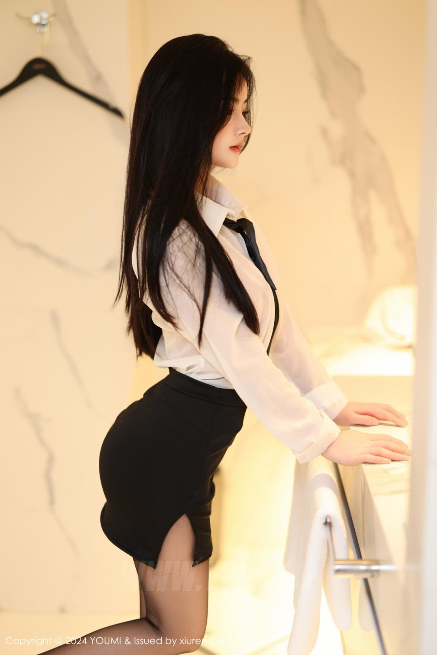 YOUMI尤蜜荟 VOL.1050 谭小灵 黑丝美腿