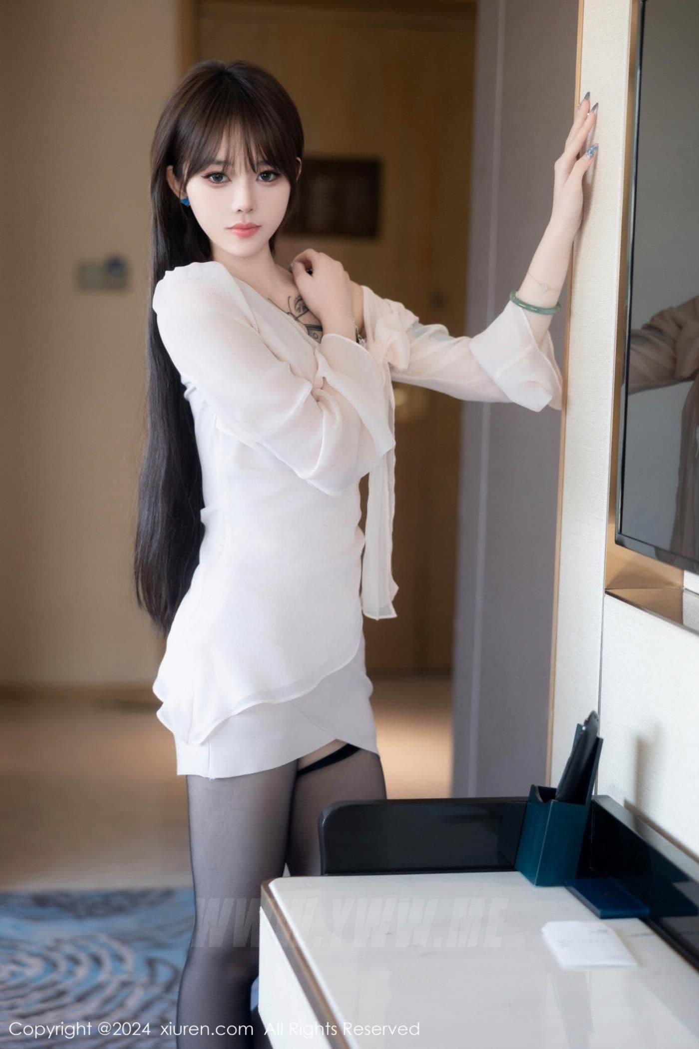 XiuRen秀人网 No.8591 奶瓶. 黑丝美腿