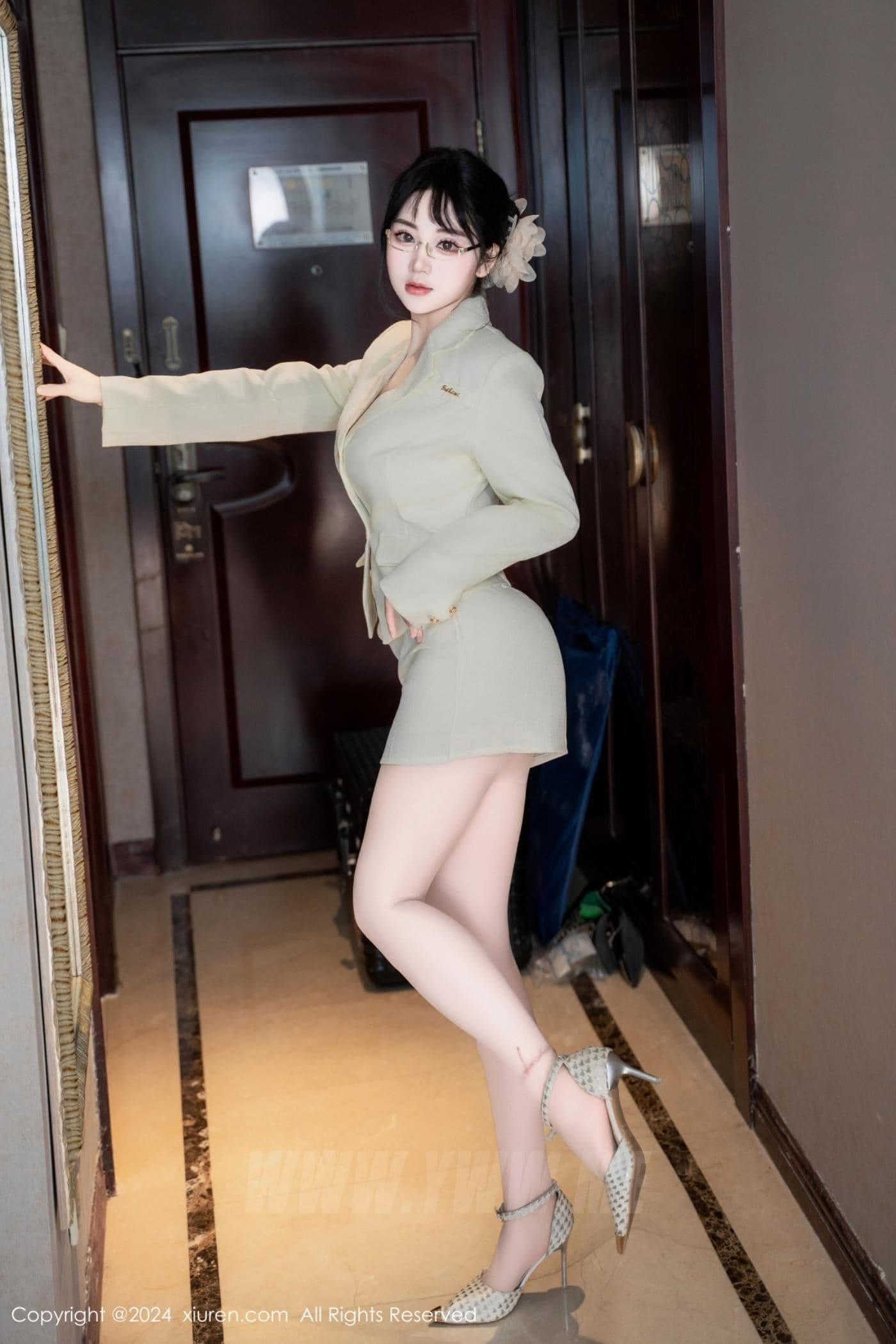 XiuRen秀人网 No.8717 汐汐爱吃草莓 丝袜美腿