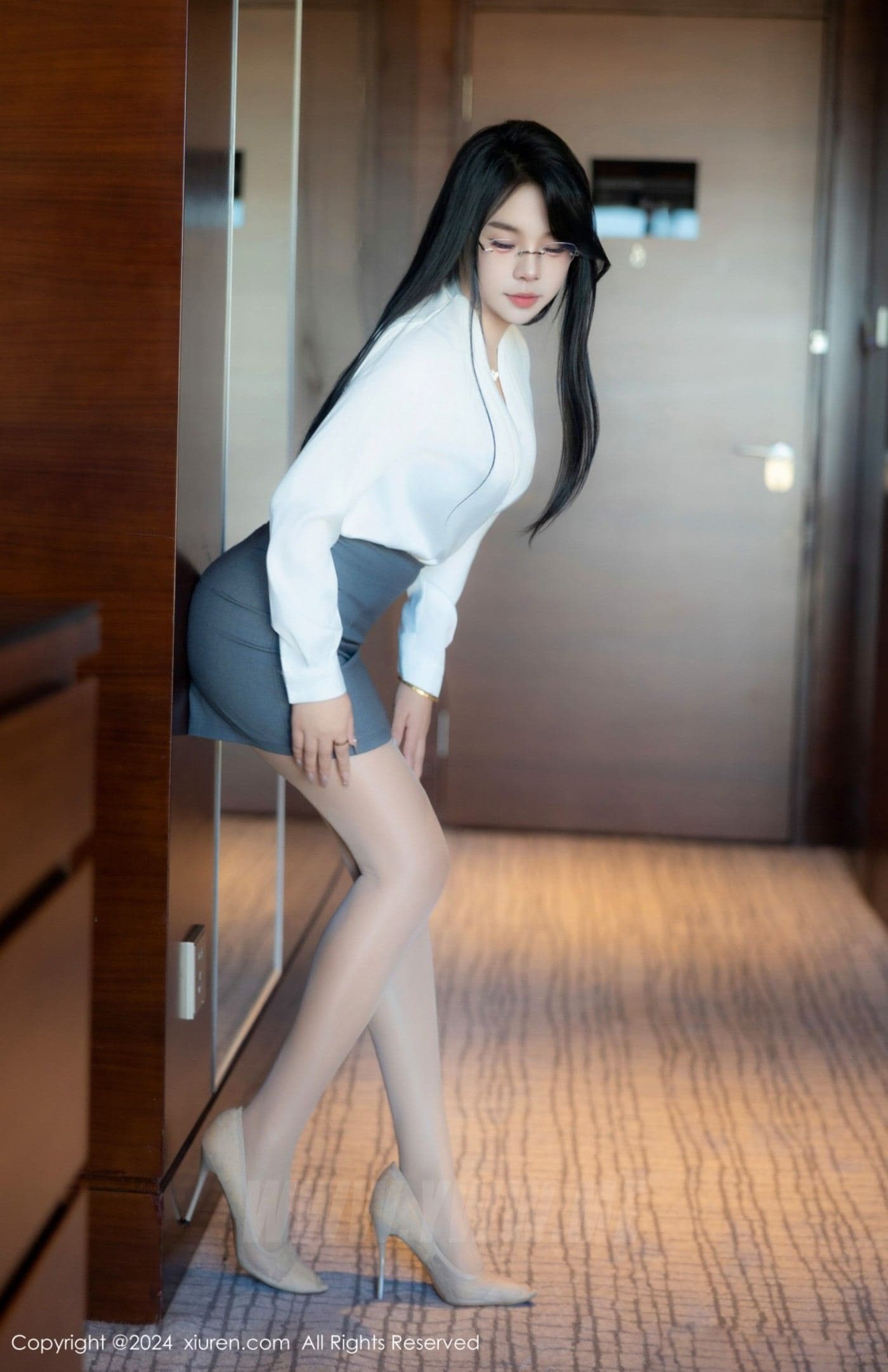 XiuRen秀人网 No.8989 麦田 丝袜美腿