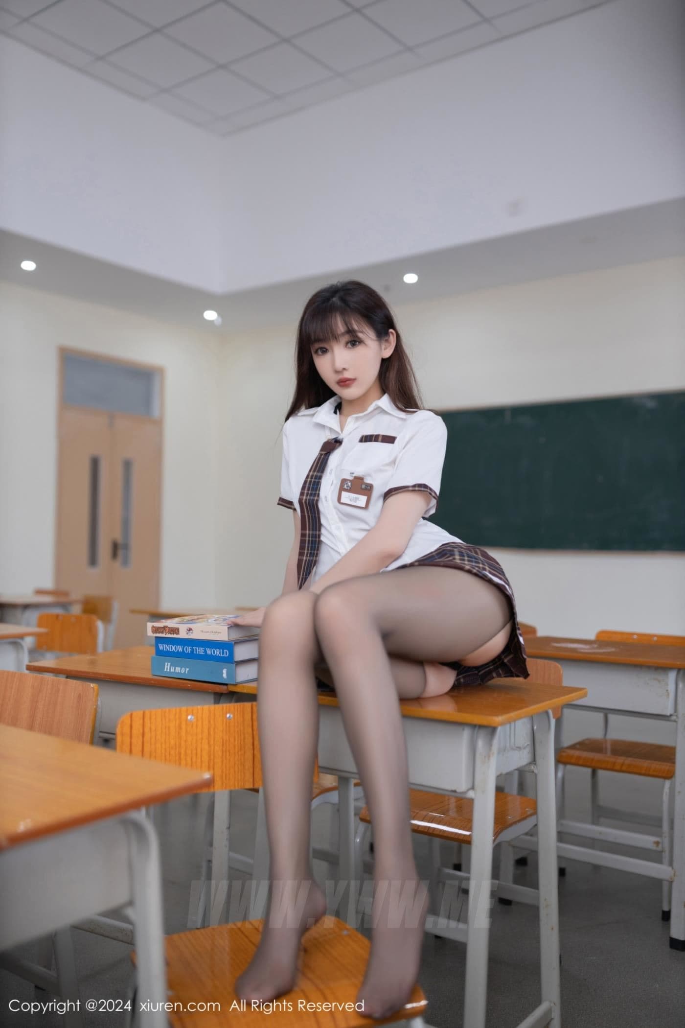 XiuRen秀人网 No.8918 陆萱萱 黑丝美腿