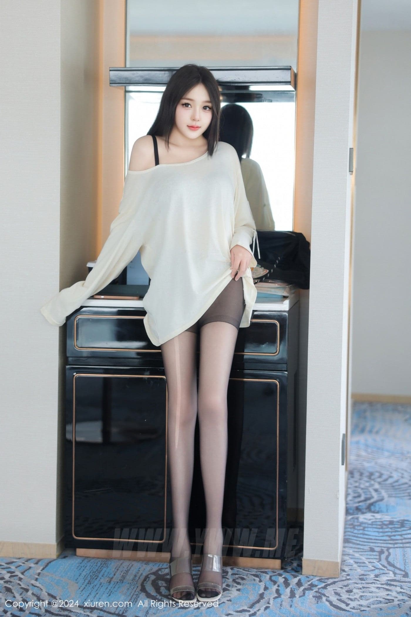 XiuRen秀人网 No.9089 柚柚小奶瓶 黑丝美腿