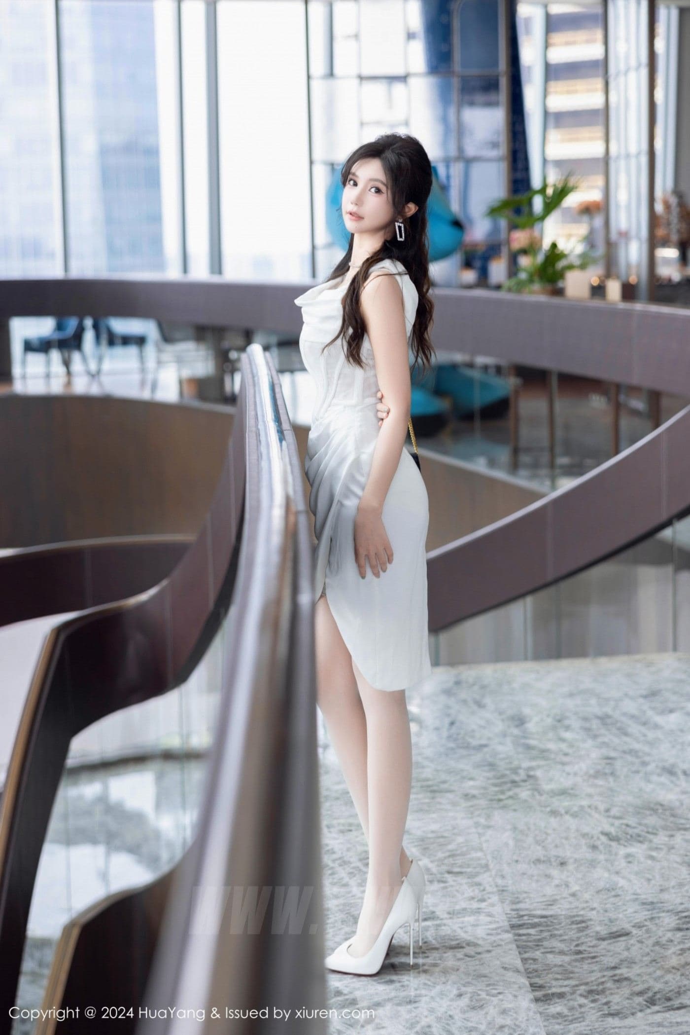 HuaYang花漾 VOL.612 绮里嘉ula 丝袜美腿
