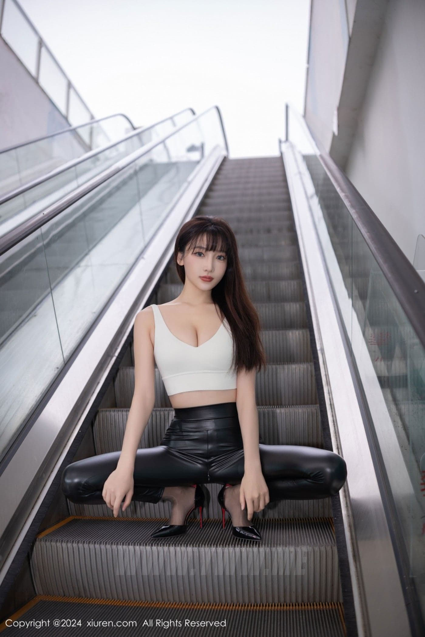 XiuRen秀人网 No.9377 陆萱萱 黑丝美腿