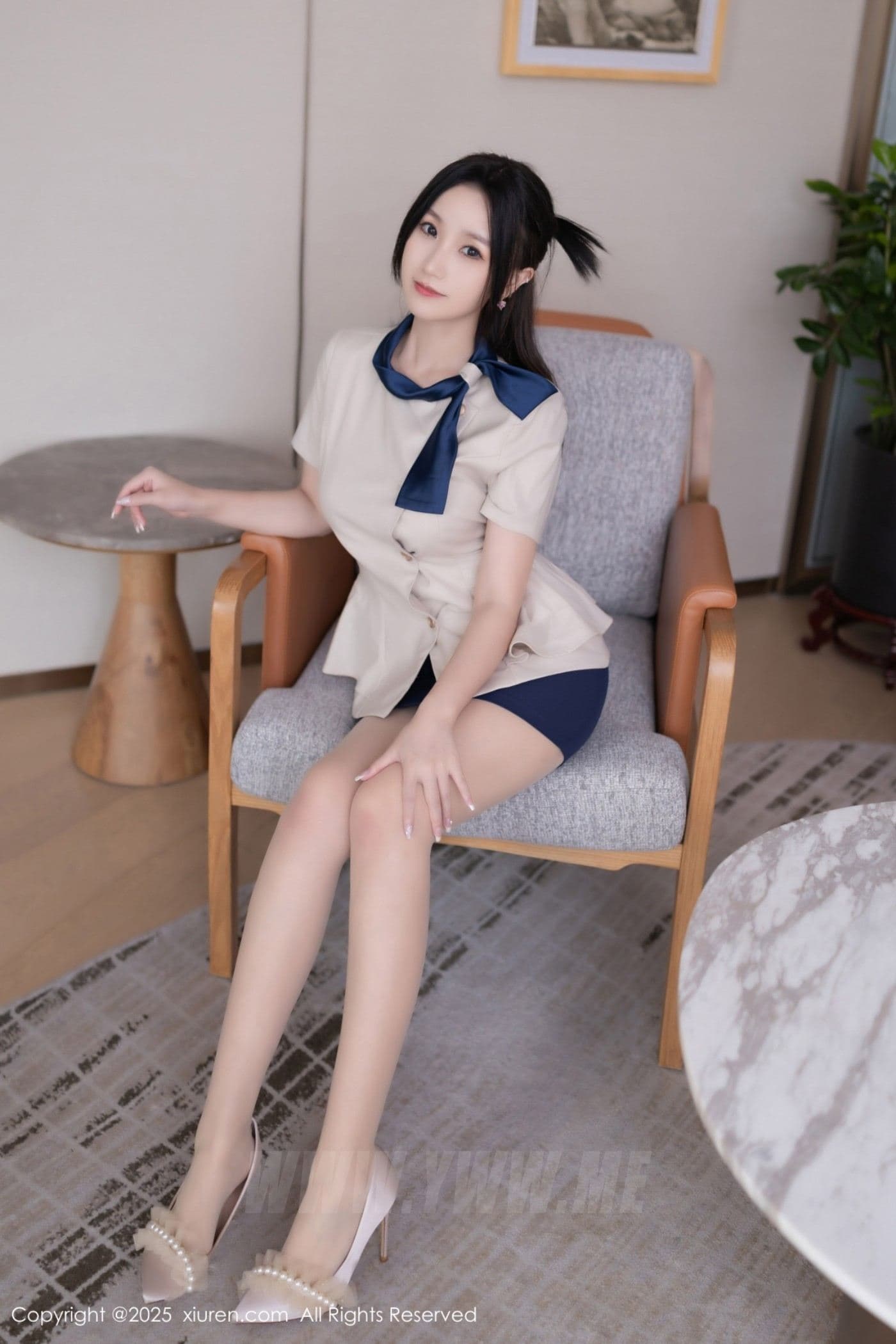 XiuRen秀人网 No.10697 杏子Yada 性感OL